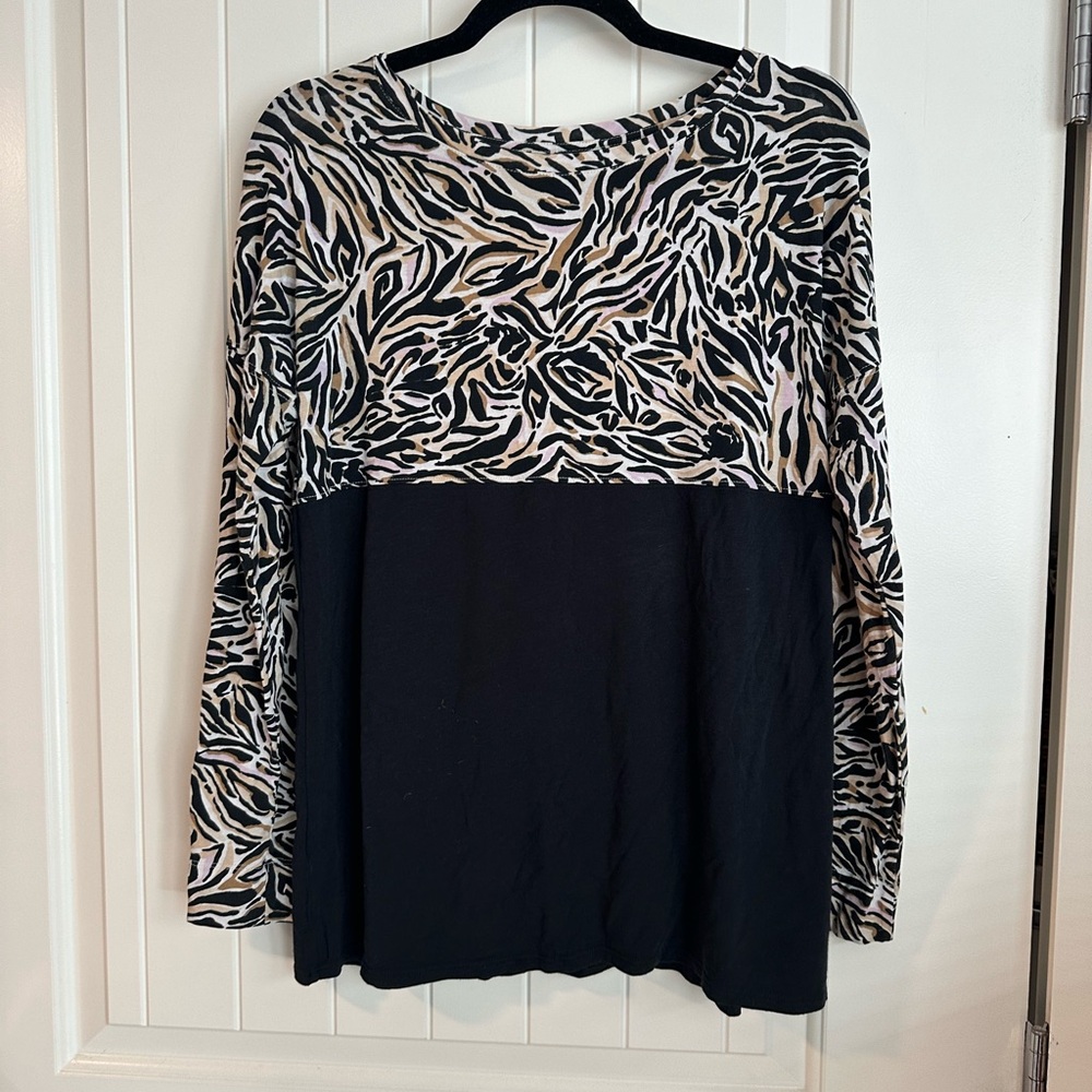 Black and White Patterned Women's Top